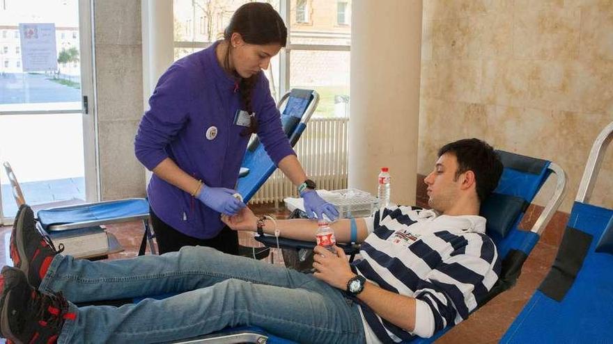 Un estudiante del Campus Viriato dona sangre en el hall del edificio de piedra.