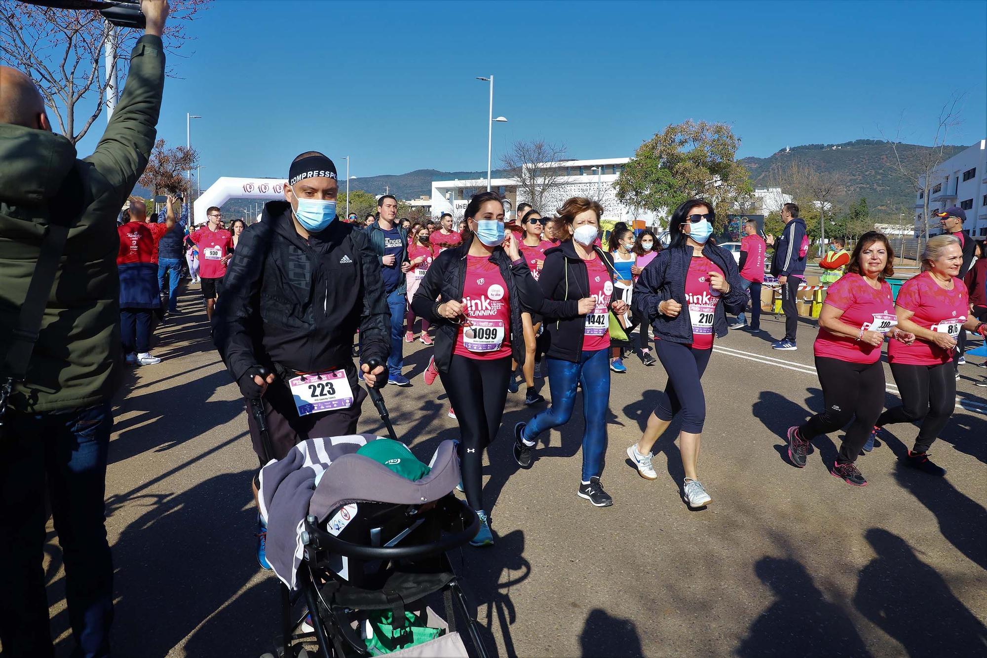 'Pink Running': más de 2.000 corredoras tiñen de rosa las calles de Córdoba