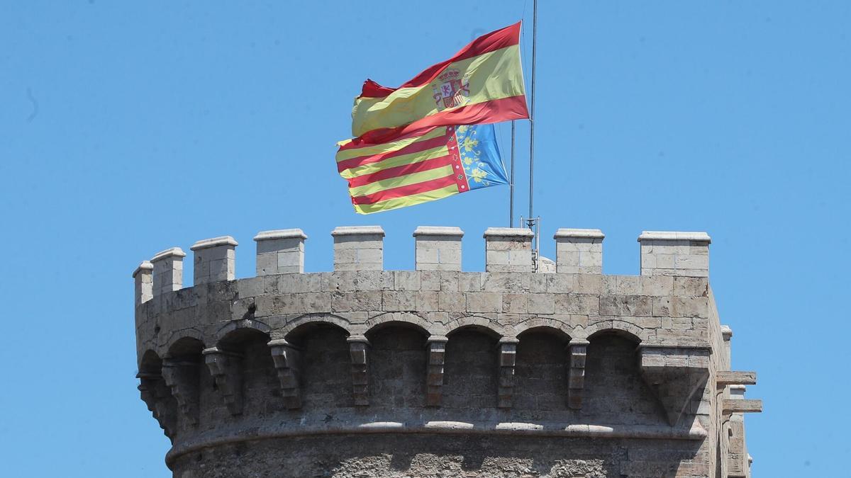 Banderas a media asta en el Palau por las víctimas de la Covid-19.