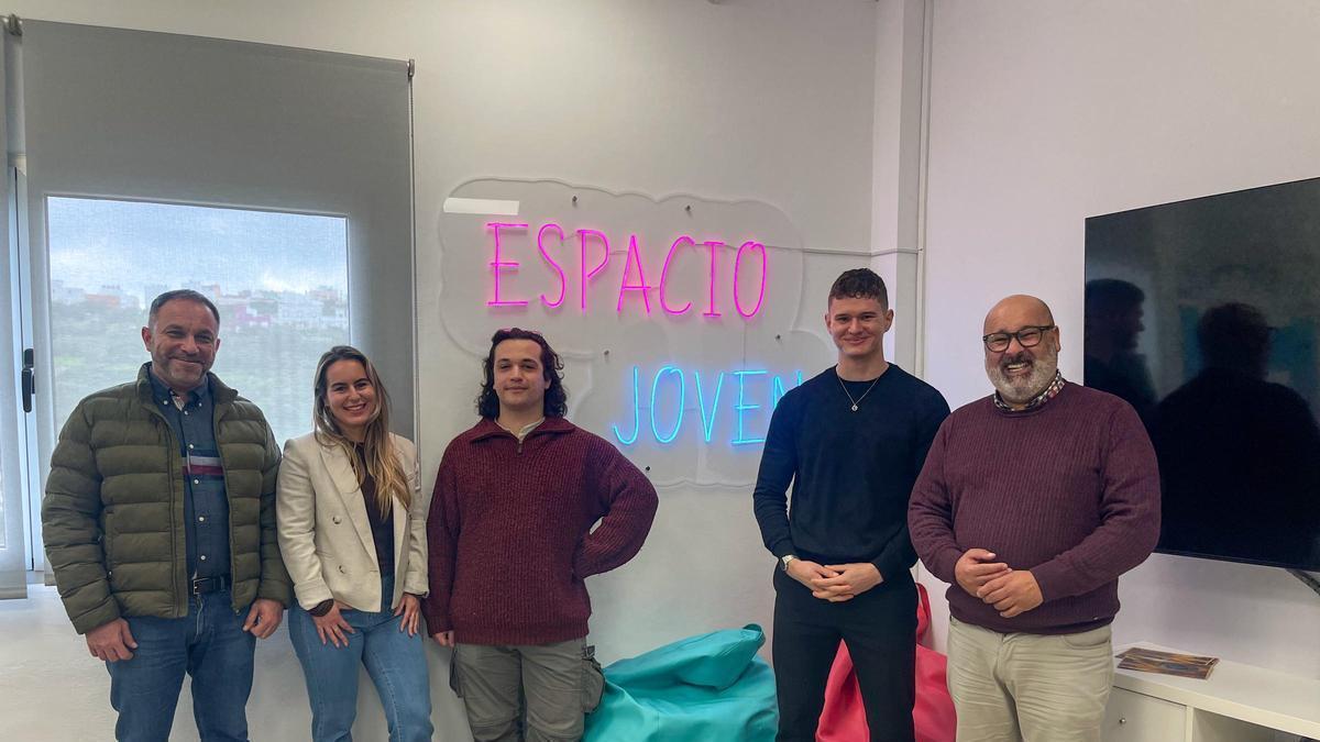 El alcalde de Moya, Raúl Afonso, a la izquierda, recibió al nuevo voluntario europeo.