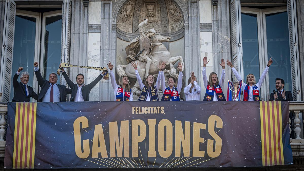 El Barça femenino celebra su ’Champions’ en la plaça Sant Jaume 