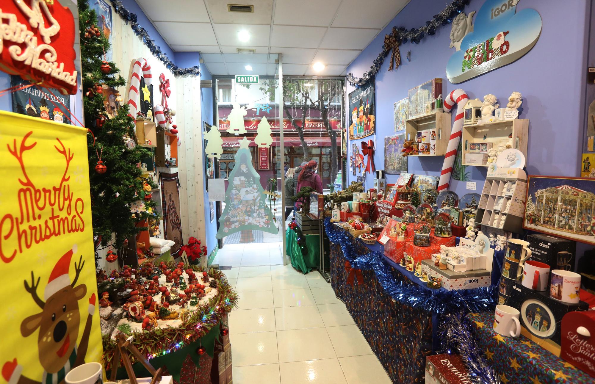 Las calles y los comercios de Zaragoza preparan su decoración navideña