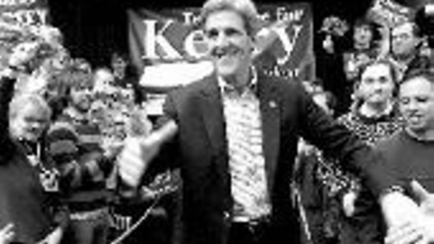Kerry acusa a Bush de debilitar a EEUU y le reprocha su belicismo