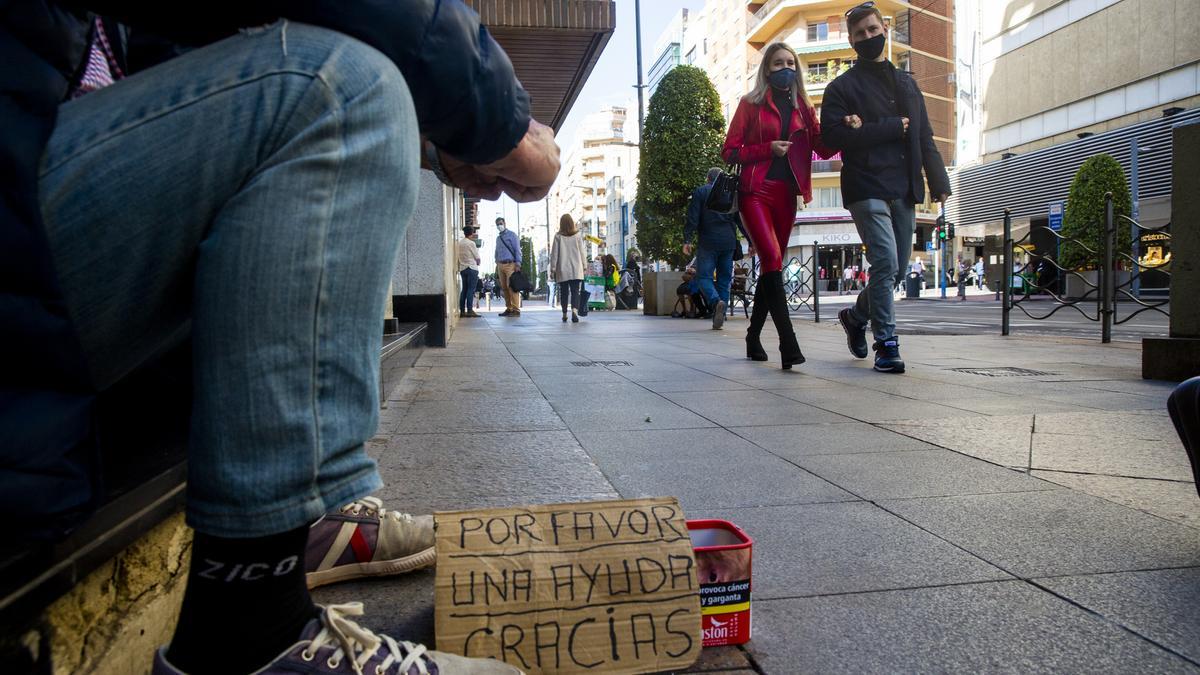 Un hombre pide dinero en la céntrica avenida de Maisonnave, en una imagen reciente