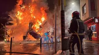 Benicarló despide las Fallas 2025 con la 'cremà' de los 28 monumentos