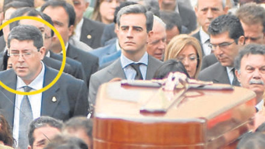 Juan Cano en el funeral de su antecesor.