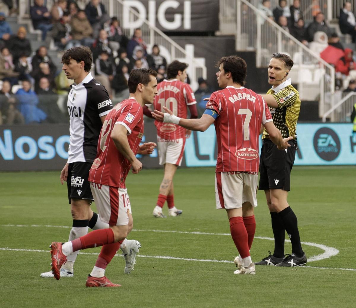 EN IMÁGENES: El Sporting cae derrotado en el último minuto ante el Burgos en El Plantío