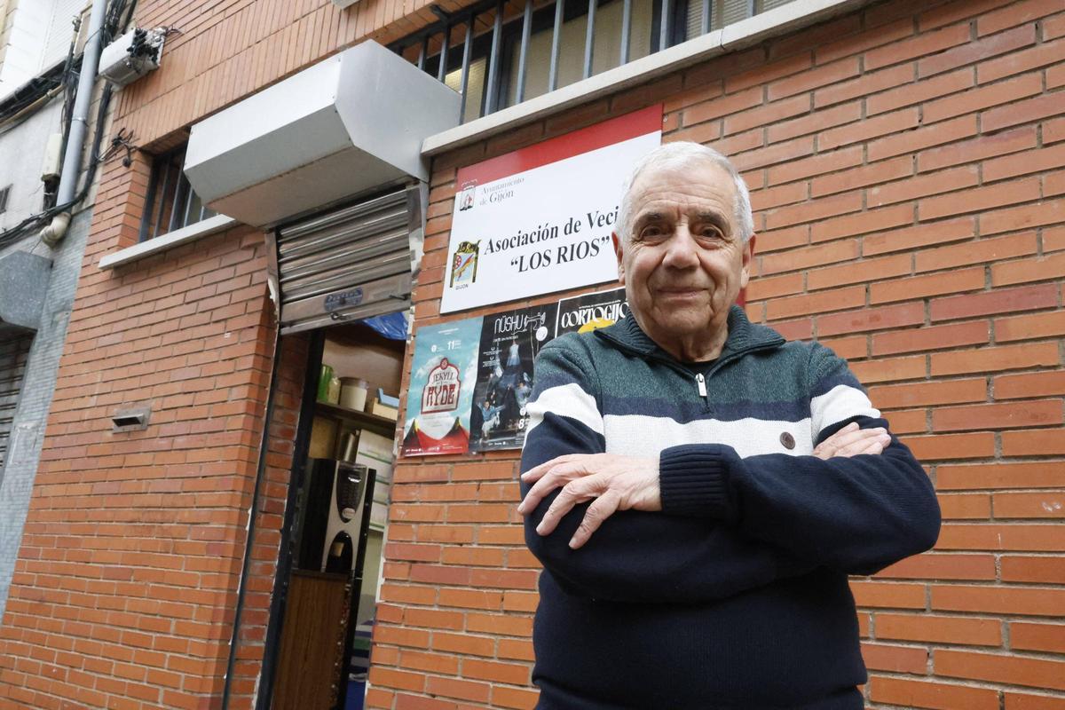 Alejandro Romero, presidente de la Asociación Vecinal "Los Ríos", frente a uno de los locales del colectivo de Contrueces.