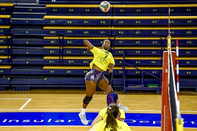 25-02-20 DEPORTES. CENTRO INSULAR DE LOS DEPORTES. LAS PALMAS DE GRAN CANARIA. Entrenamiento y foto de grupo del equipo femenino de volleyball IBSA 7 Palmas.    Fotos: Juan Castro.  | 25/02/2020 | Fotógrafo: Juan Carlos Castro