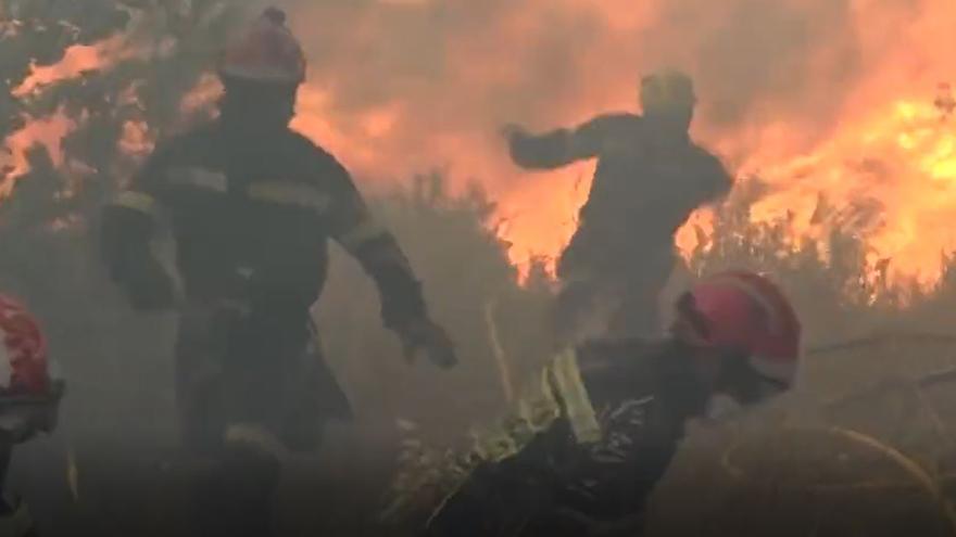 El peligroso momento en que las llamas cercan a los bomberos en el incendio de Bejís