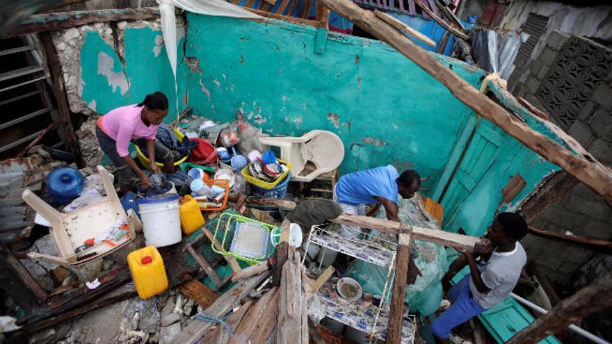 Nueve muertos y grandes destrozos, como en esta vivienda en Les Cayes, dejó el huracán Matthew a su paso por Haití.