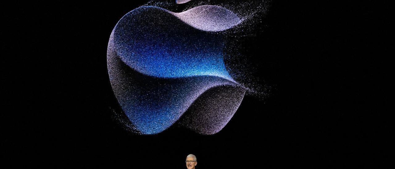 El director ejecutivo de Apple, Tim Cook, en la presentación del nuevo iPhone 15.