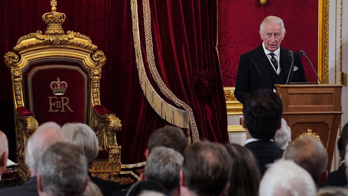 El rey Carlos III habla durante la ceremonia de proclamación celebrada en el Salón del Trono del Palacio de St. James, en Londres.