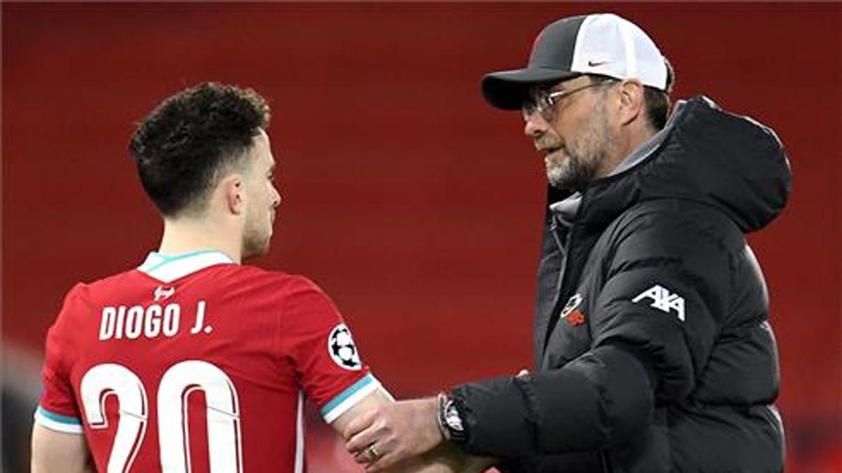 Klopp, junto a Diogo Jota