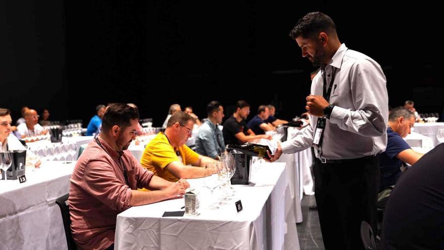 Un sumiller sirve copas de vino durante una de las catas del Salón del Vino de Canarias.