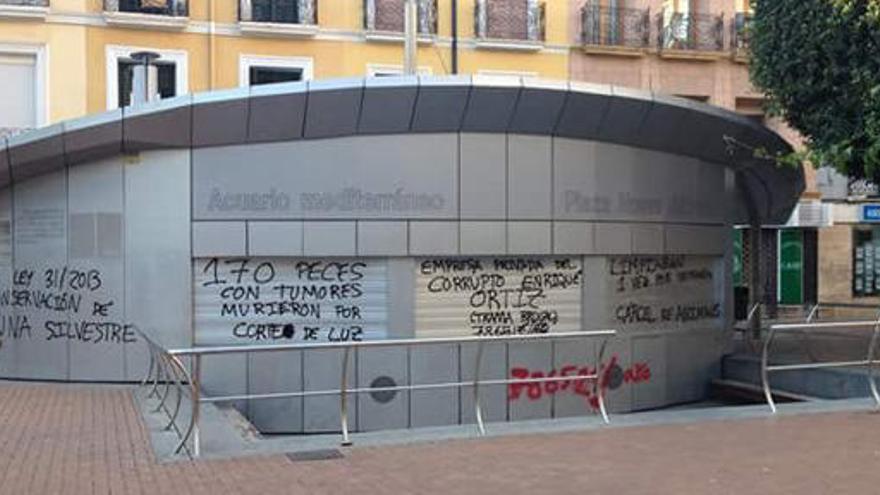 Limpiar las pintadas del acuario de la plaza Nueva costará 1.500 euros