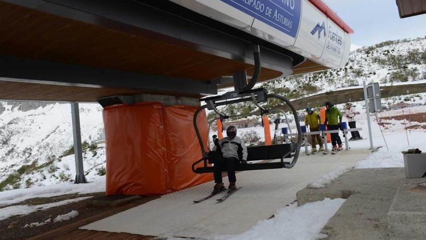 Esquiadores cogen un remonte en Fuentes de Invierno durante la inauguración de la pasada temporada.