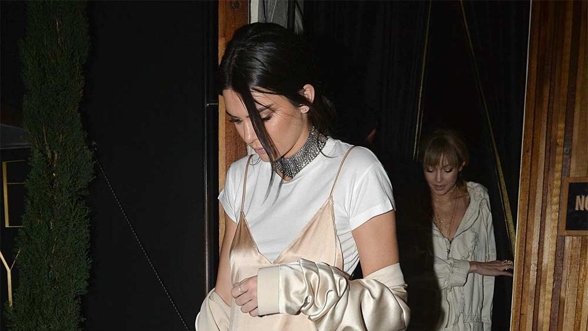 Kendall Jenner, con vestido camisón y camiseta blanca debajo