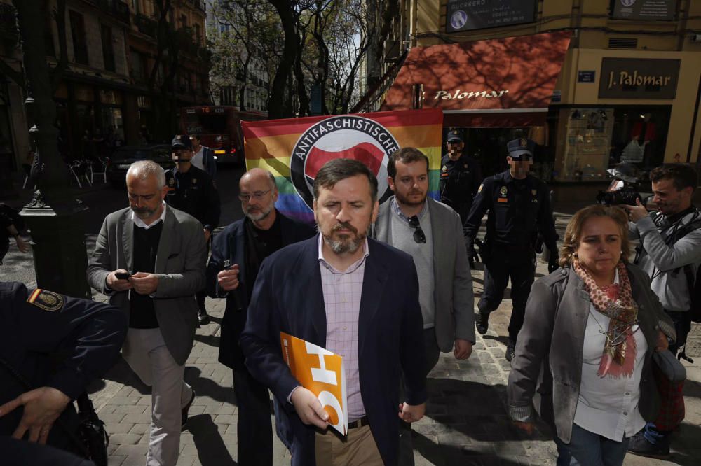 Los representantes de Hazte Oír, en València.