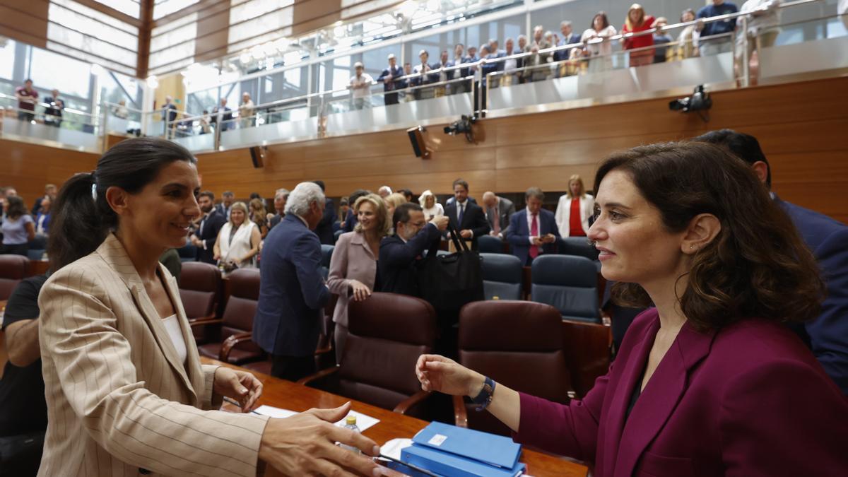 Rocío Monasterio saluda a Isabel Díaz Ayuso durante el debate de investidura en la Asamblea de Madrid.