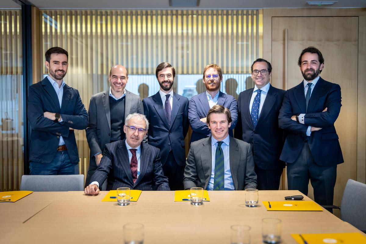 De izquierda a derecha de pie: Ignacio López, director de mercados de capitales y financiación de Miura; Fernando Trueba, socio director de Corpfin Capital; Pablo Burgos, director general de préstamos directos en ICG; Beltrán Mora-Figueroa, socio director de Inveready; Alonso Torre de Silva, director general de Ares Management; y Juan Abaitua, del equipo de Capital Advisory Group en DC Advisory. Sentados de izquierda a derecha: Manuel Zulueta, CEO de DC Advisory y Pedro Afán de Ribera, director general de DC Advisory.