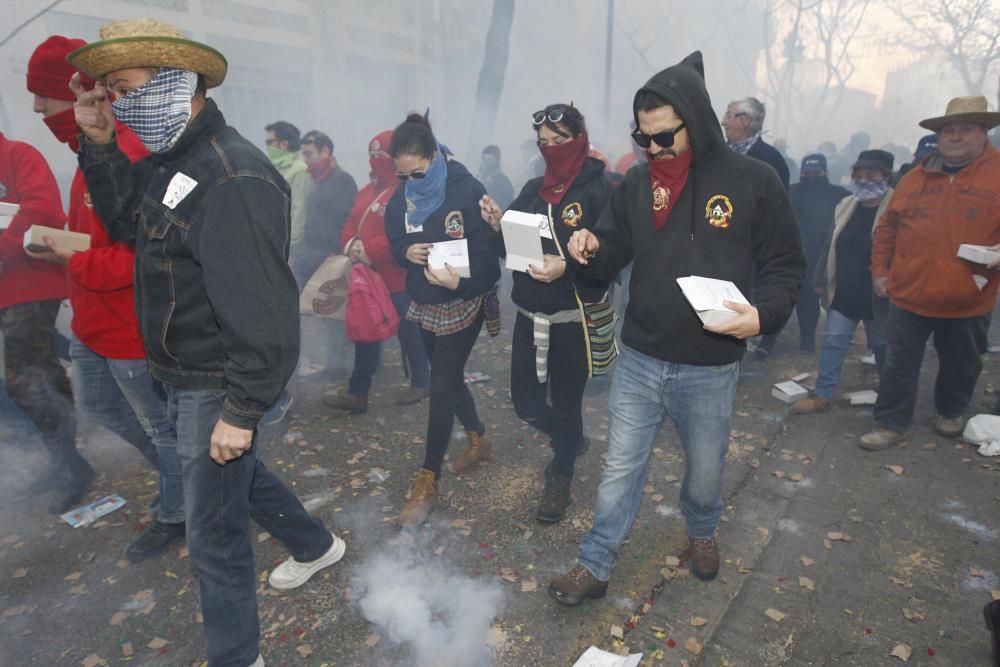 Miles de falleros en la primera ''despertà''