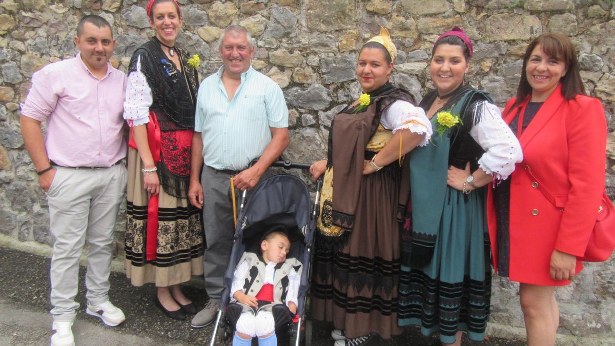 Andrea, vestida de asturiana y segunda por la derecha, en San Antoniu el pasado 13 de junio.