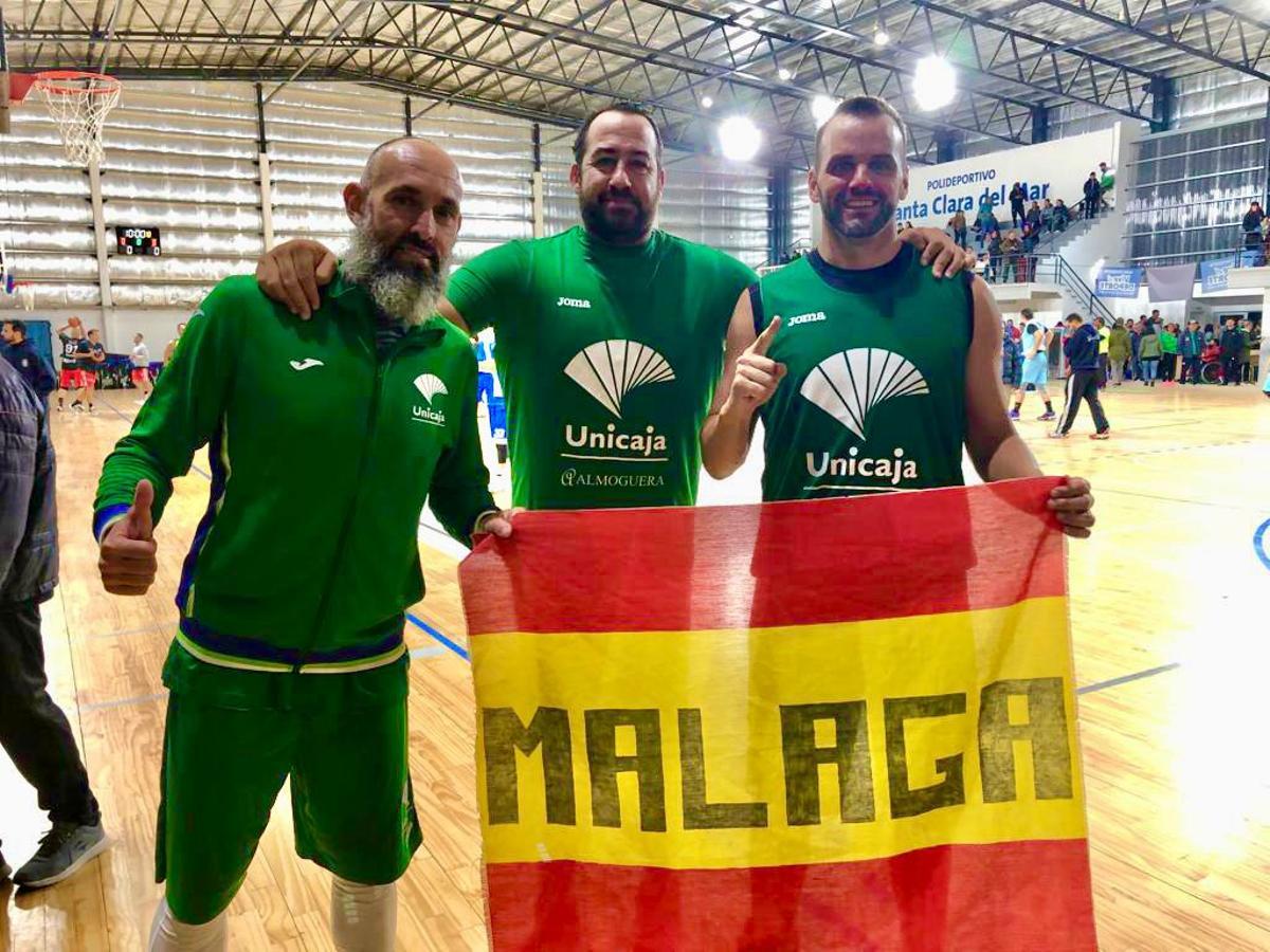 Rafa Sánchez, Juan Vasco y Javier Merás posan con la bandera de España