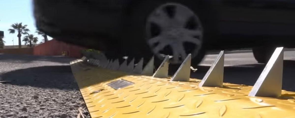Un parking en Francia instala pinchos para castigar a conductores que circulan en sentido prohibido