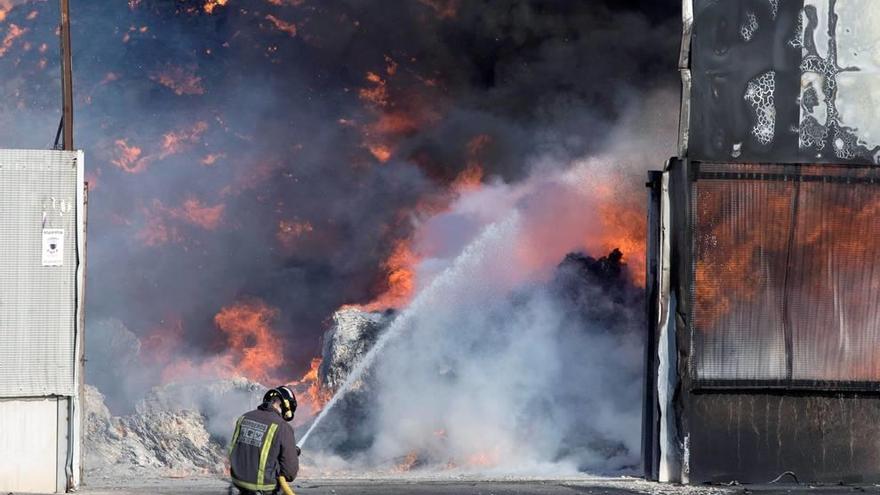 Un bombero interviene en la extinción de un incendio.