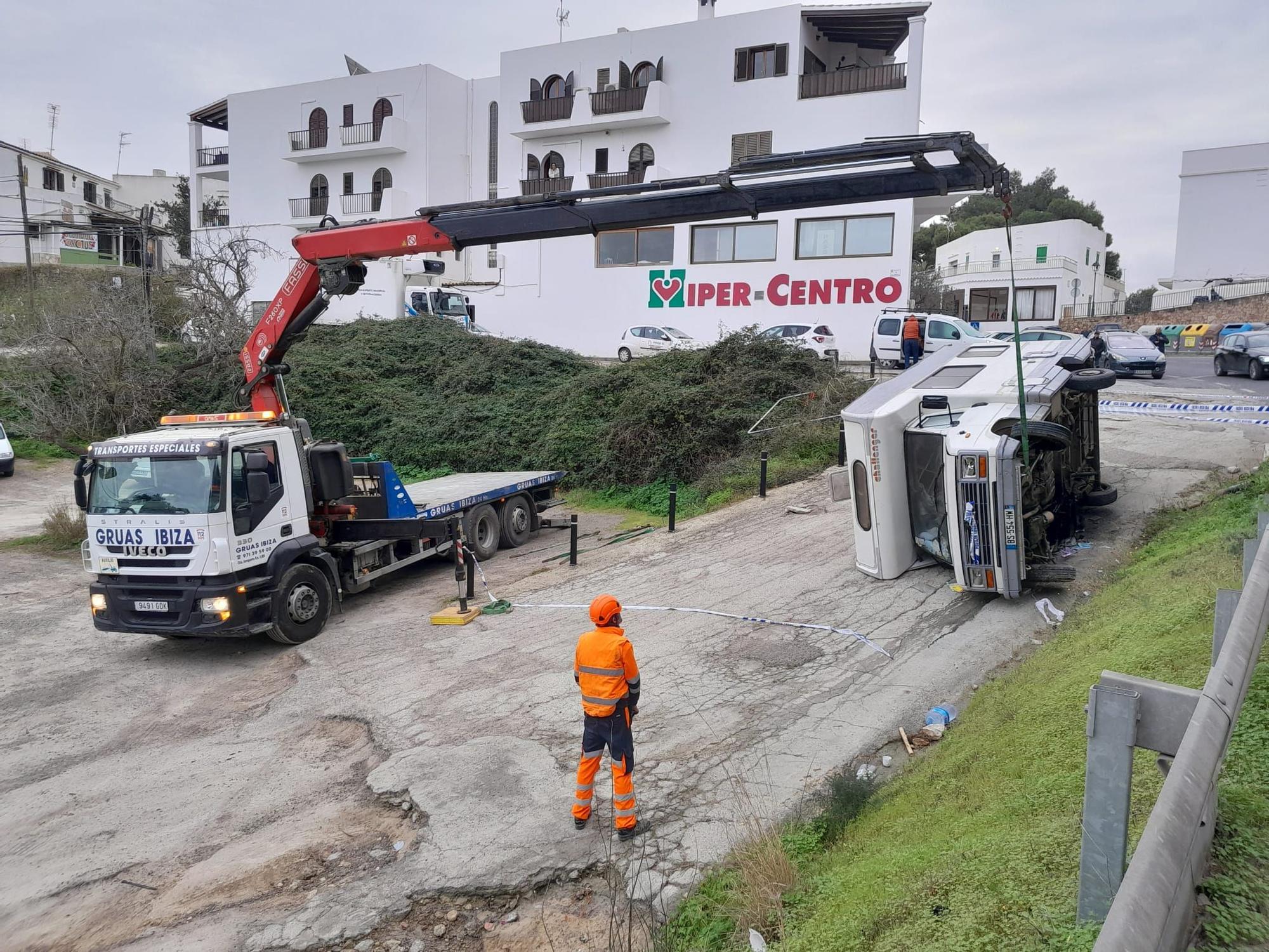 Imágenes de la caravana que volcó dejando atrapada a una niña en Ibiza