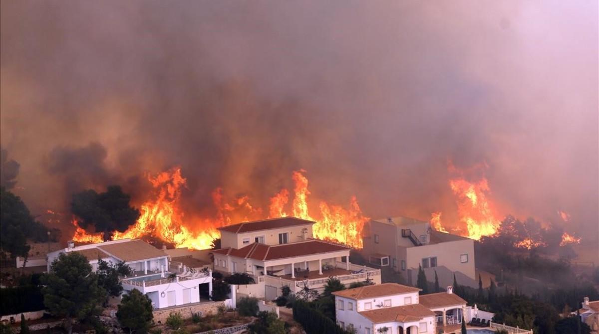 Un canvi en la direcció del vent ha acostat les flames a les vivendes de les urbanitzacions.