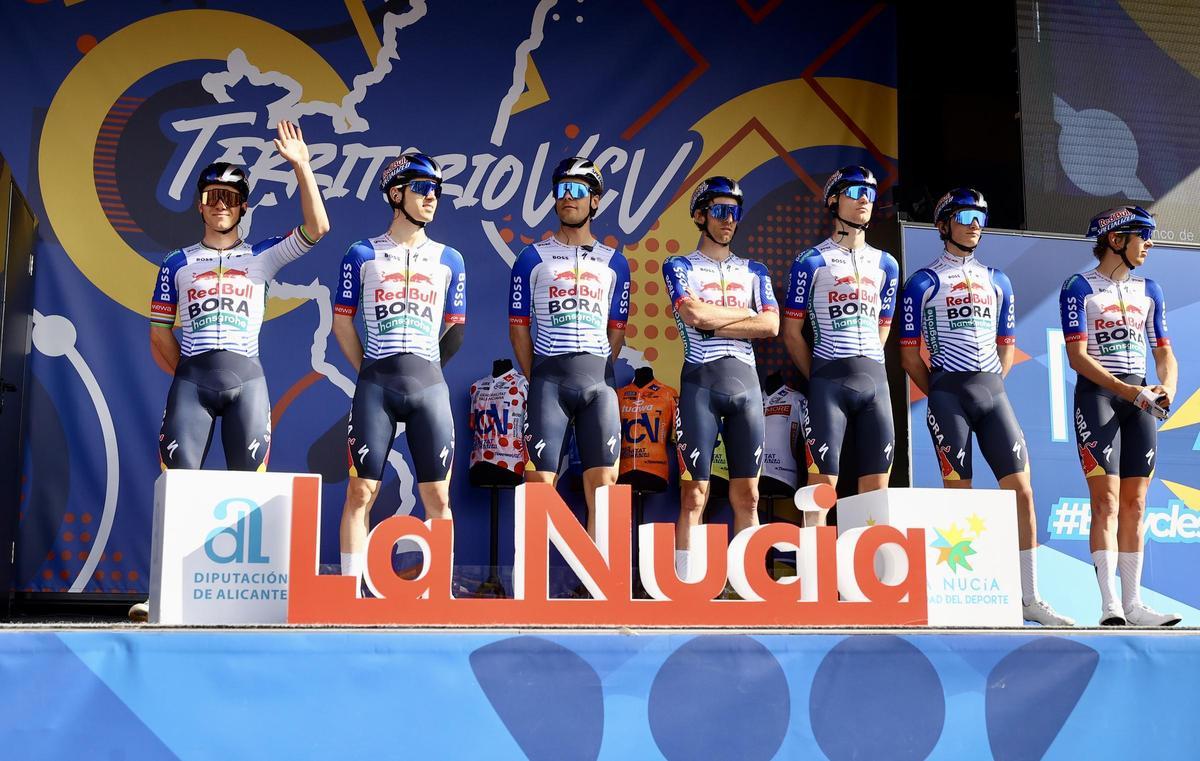 El equipo Red Bull Bora previo a la etapa