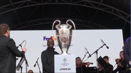 El trofeo de la Champions League ya está en Londres