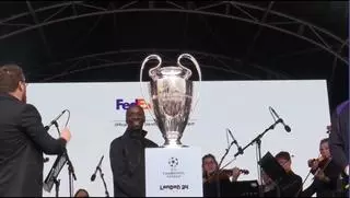 El trofeo de la Champions League ya está en Londres