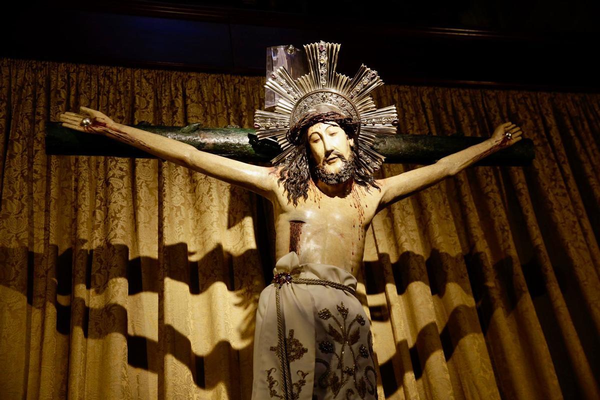 La Catedral presenta la restauración de la talla del Cristo de Lepanto, que no es negro sino blanca y que no es del siglo XVI sino del XIII. En la foto Ana Ordóñez Conservadora y restauradora con la talla.