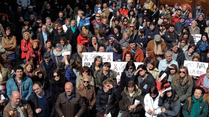 Cientos de peluqueros salen a la calle en Oviedo para exigir una bajada del IVA