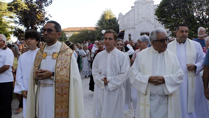 Francisco Meis descubre al cura que consagró la capilla de A Toxa