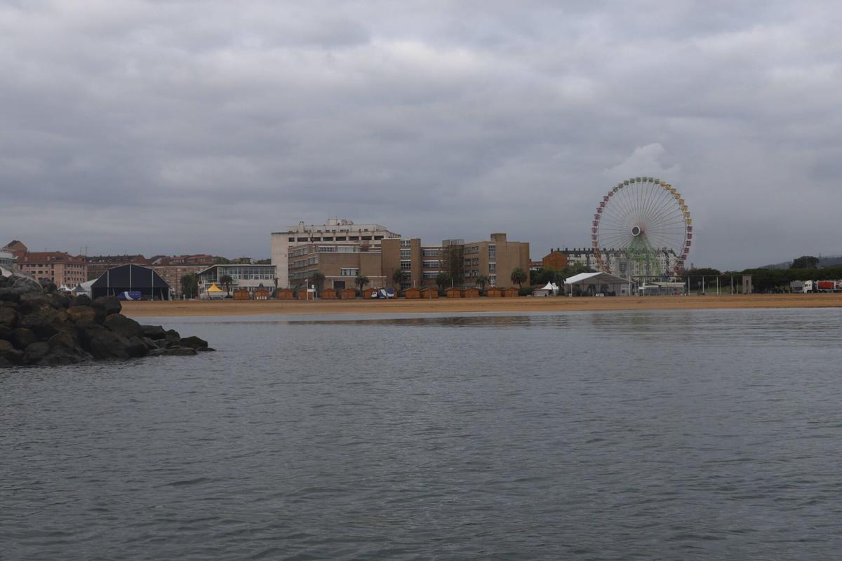 El control de la calidad de las aguas del mar de Gijón, en imágenes