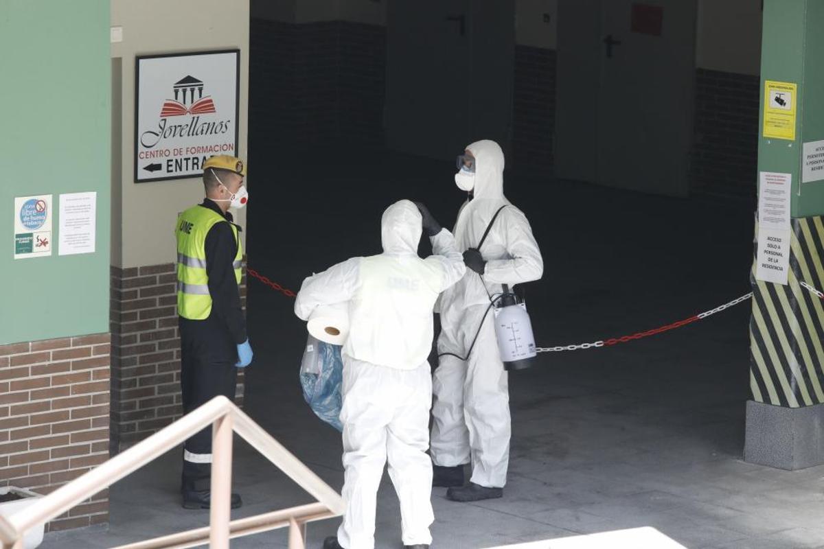 La UME desinfecta el centro de mayores de Jovellanos