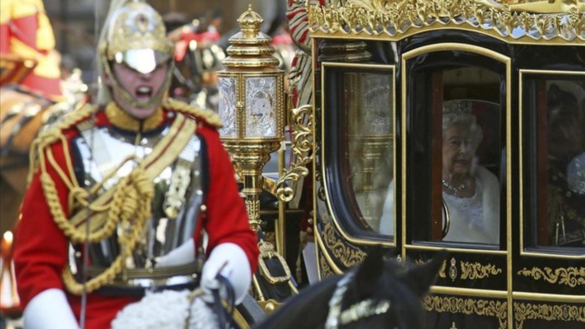 Isabel II llega en carroza al palacio de Westminster, este miércoles.