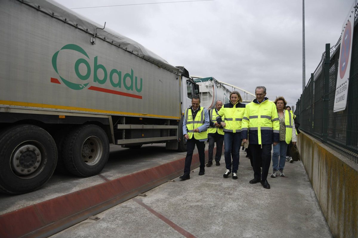 De izquierda a derecha, Fernando Antúnez, José María Barrios (al fondo) Isabel Blanco, Rafael Sánchez y Mercedes Alejandro pasean por las instalaciones de la cooperativa Cobadu.