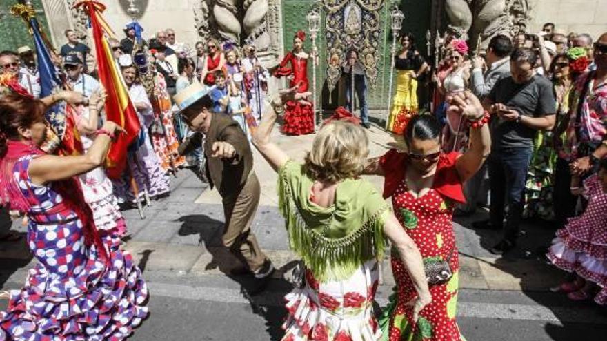 La Hermandad del Rocío de Alicante baila unas sevillanas junto al Ayuntamiento.