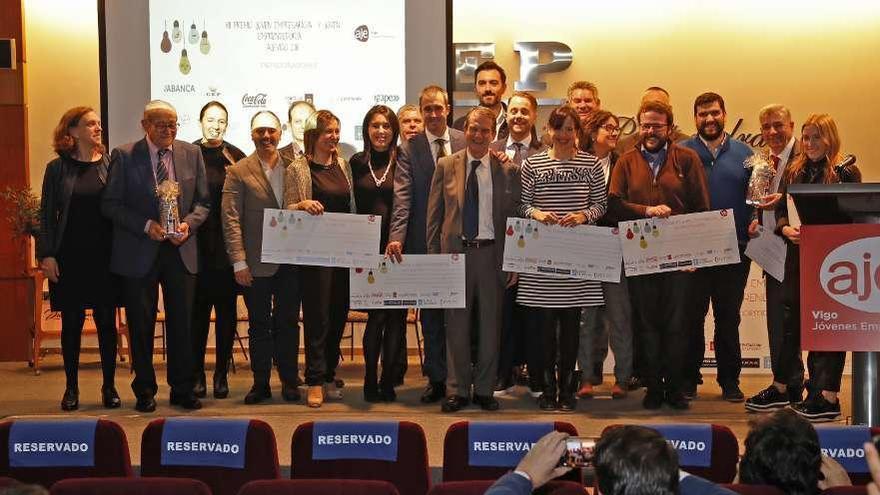 Foto de familia de organizadores y premiados, ayer, tras la entrega de los galardones. // J. Lores