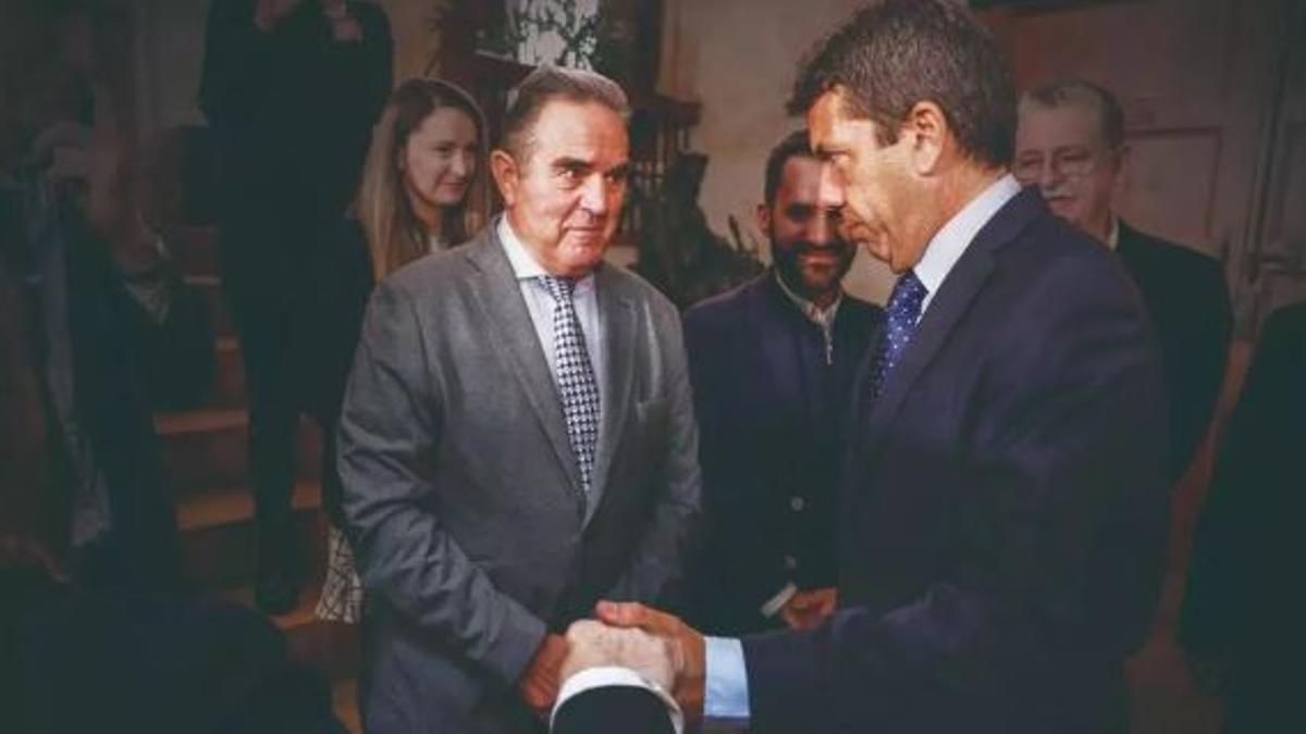 El presidente de la Generalitat, Carlos Mazón, y el vicepresidente segundo y conseller para la Recuperación Económica y Social, Francisco José Gan Pampols.