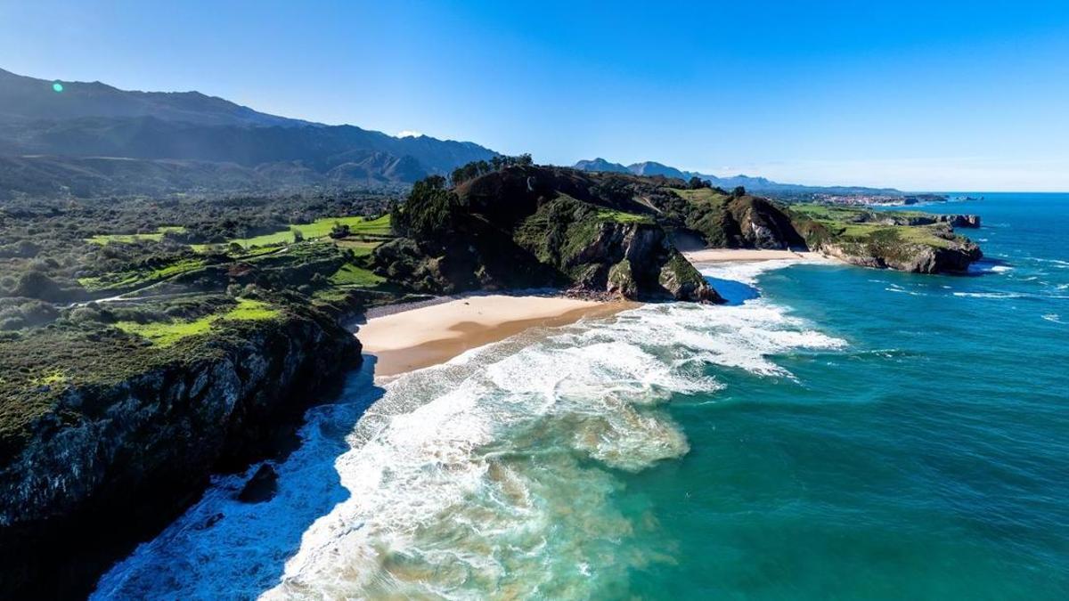 Playas de Andrín y Ballota, dos de los arenales que alberga la costa llanisca