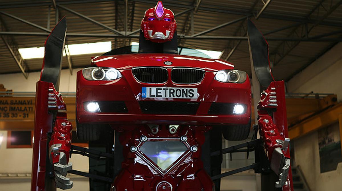 De BMW Serie 3 rojo a Transformer en pocos segundos: el sueño hecho realidad para muchos fans de la saga de ciencia ficción.