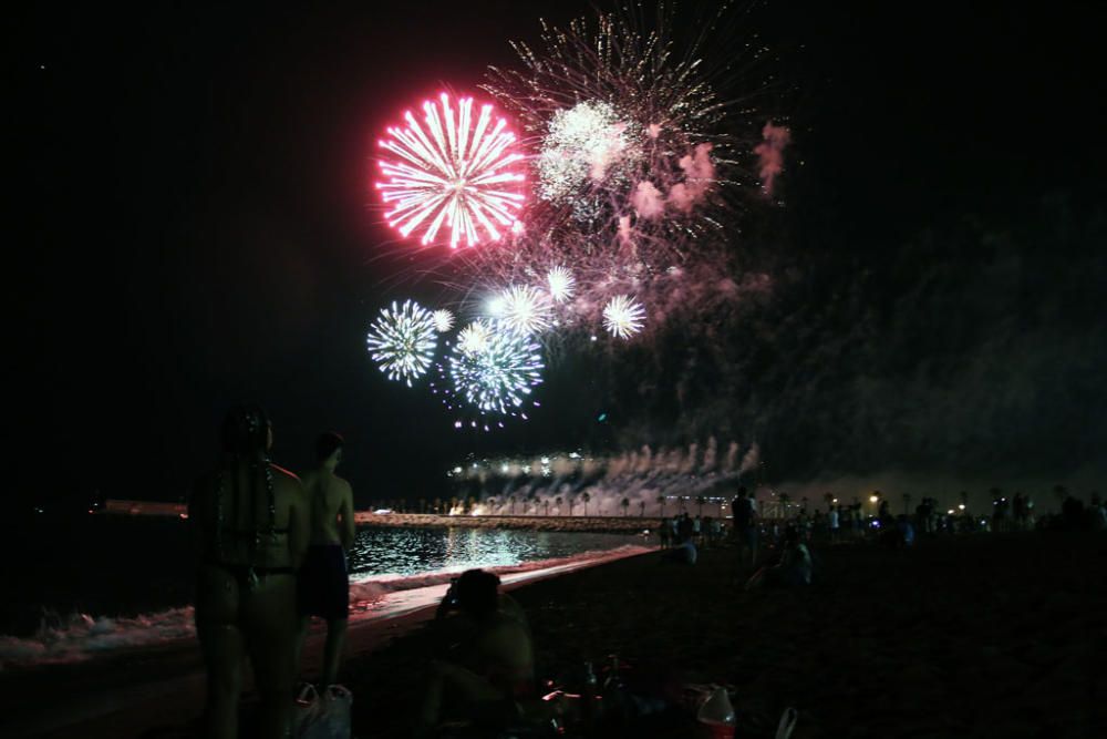 Como es tradición, el espectáculo pirotécnico da paso a días de fiesta en Málaga. Y como cada año, cientos de jóvenes siguieron los fuegos desde la playa de La Malagueta