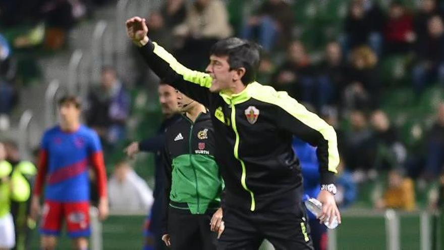 Pacheta dando instrucciones a sus futbolistas desde la banda.