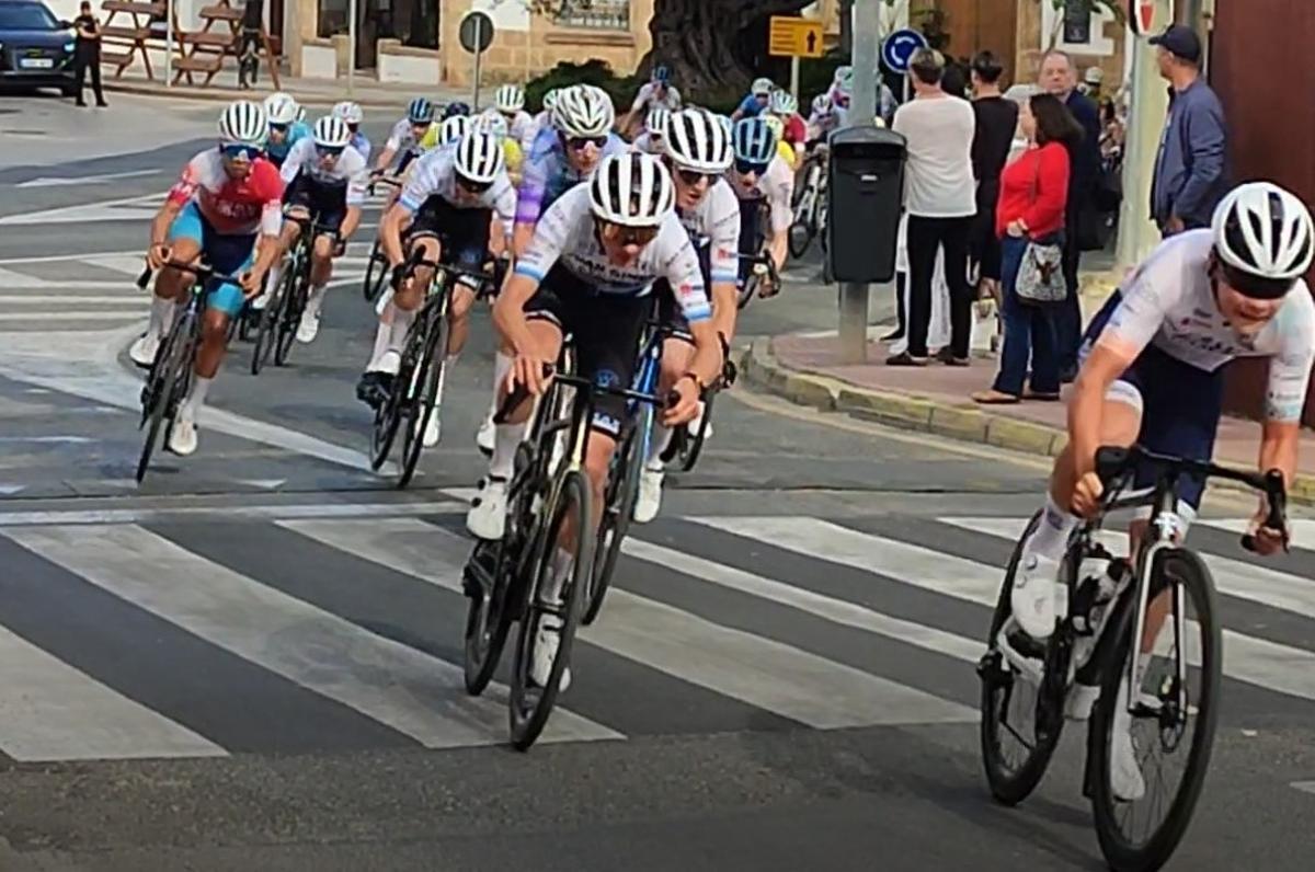 El ciclista ontinyentí Nicolás Donat durante la primera etapa de la Volta a Girona, este viernes.